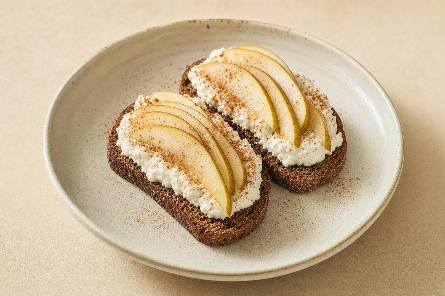 Pane di segale, ricotta e cannella