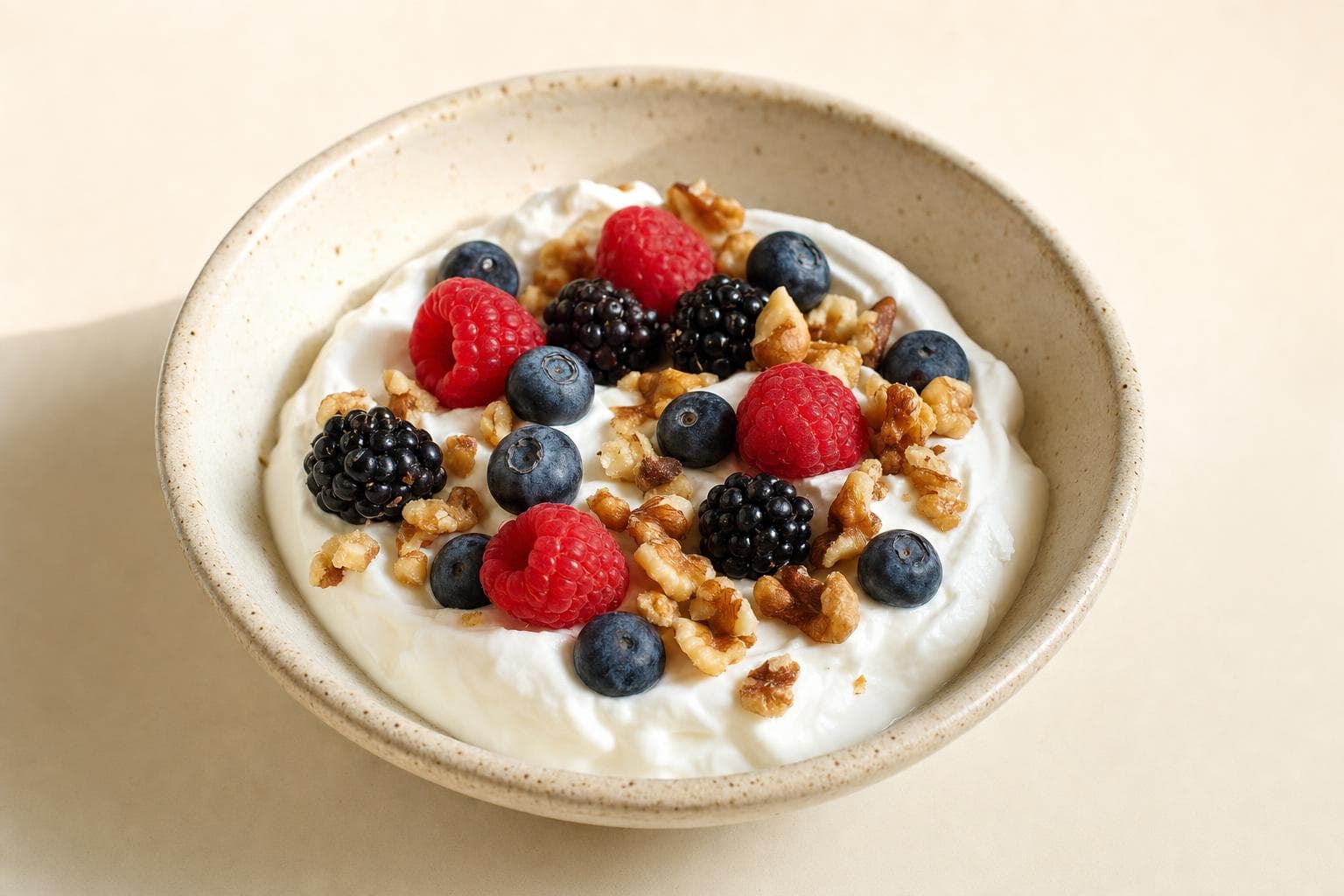 Yogurt greco, noci e frutti di bosco